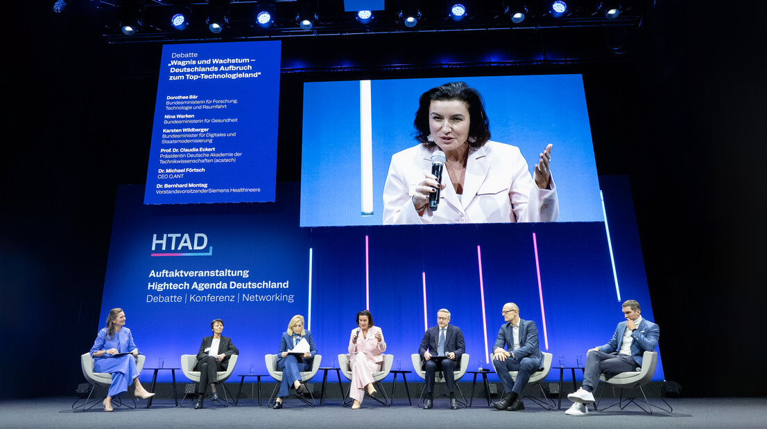 Bühnenveranstaltung zur Hightech Agenda Deutschland mit Podiumsdiskussion