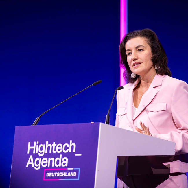 Bundesministerin für Forschung, Technologie und Raumfahrt Dorothee Bär bei einer Veranstaltung zur Hightech Agenda Deutschland
