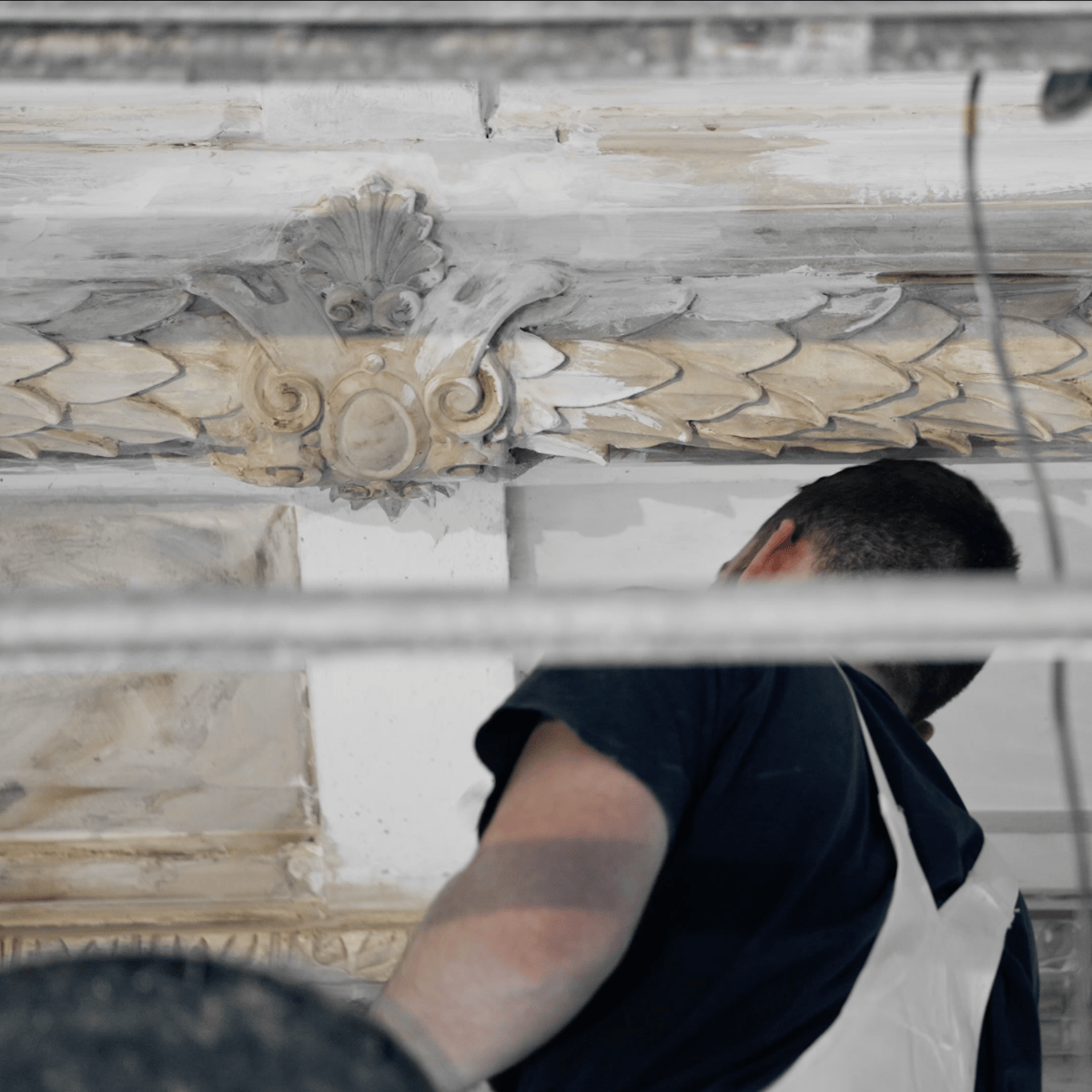 Nahaufnahme historischer Innenarchitektur mit Person im unteren Bildbereich