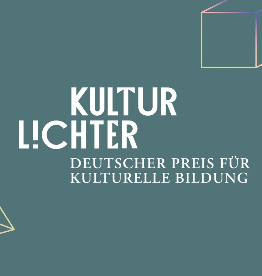 Auf dunkelgr&uuml;nem Hintergrund steht &quot;Kultur Lichter. Deutscher Preis f&uuml;r kulturelle Bildung&quot;.