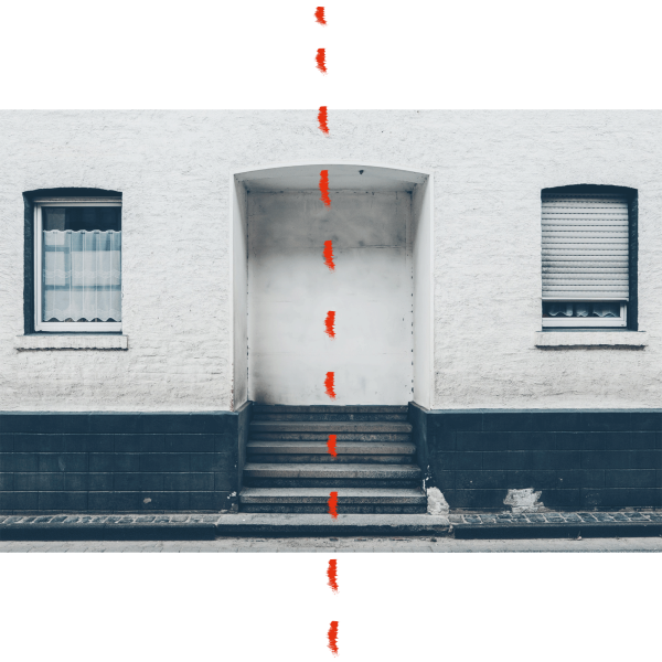 In der Mitte des Bildes ist ein zugemauerter Hauseingang zu sehen. Auf der linken und auf der rechten Seite ist jeweils ein Fenster zu sehen. In der Mitte des Bildes ist eine senkrechte, rot gestrichelte Linie zu sehen.