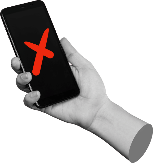 Eine Hand, die ein Smartphone h&auml;lt, auf dessen Display ein rotes X zu sehen ist.